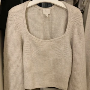 Vit stickad tröja - Super fin vit stickad tröja från hm. Använd 1 gång och säljer endast eftersom att passformen inte passar mig. Inga defekter eller liknande.