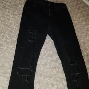 Byxor - Säljer ett par oanvända byxor i stl 34 . Köparen står för frakten 