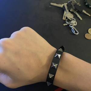 Valentino garavani armband - Säljer ett valentino armband, box finns. Bra skick. Skriv för fler bilder eller frågor!