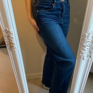 Mörkblå Jeans - Sparsamt använda byxor från hm. Raka i passform och slutar precis vid min häl på mig som är 157. Relativt stretchiga, men inte jeggins. 