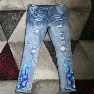 AMIRI jean - MID BLUE RIPPED & REPAIRED Pick up in Gothenburg  Size : 40 