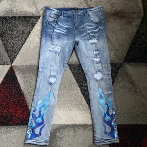 AMIRI JEAN - AMIRI jean - MID BLUE RIPPED & REPAIRED Pick up in Gothenburg  Size : 40 