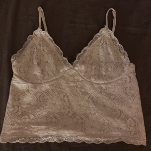 Linne  - Vit super fint linne från bikbok i storlek M men är liten i storleken 