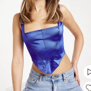 Blå korsett satin från Nelly - Blå korsett satin top från Nelly i storlek S💙 Helt ny aldrig använd, med prislapp!