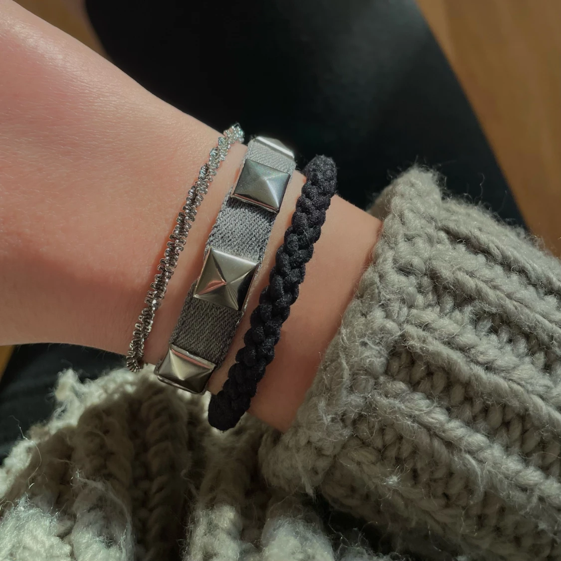 Grått Nitarmband
