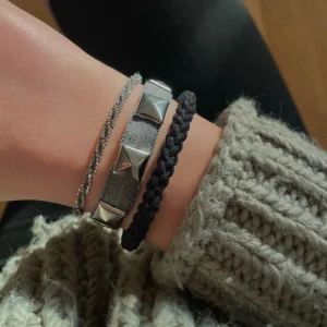 Grått Nitarmband  - Nu säljer jag äntligen grå jeans armband med nitar! Kan göras i 1 eller 2 varv och mått bestämmer du själv! Älskar verkligen hur stilren och snygg den är! Hör av er vid intresse!