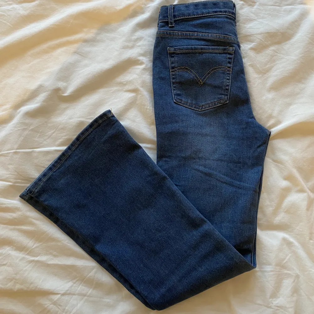 Säljer dessa Levi’s bootcut jeans då dom inte kommer till användning. Helt oanvända. Köpte för 700 och säljer nu för 250kr. . Jeans & Byxor.