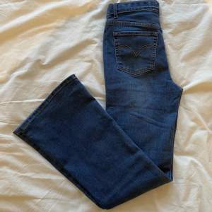 Säljer dessa Levi’s bootcut jeans då dom inte kommer till användning. Helt oanvända. Köpte för 700 och säljer nu för 250kr. 