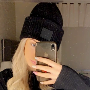 Acne mössa - Säljer min svarta acne mössa då den inte kommer till användning 