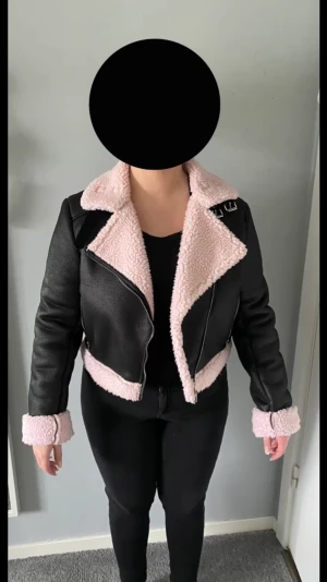 Jacka - Nakd skinnjacka (med rosa fluff, fake skin) st L, Pris 200kr. 