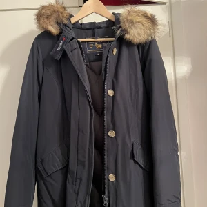 Woolrich jacka - En stilren woolrich vinterjacka. Är i väldigt fint skick. Storlek M 