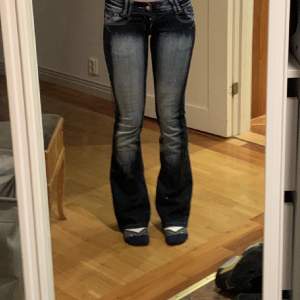 Intressekoll på mina supersnygga crazy age jeans jag köpte här på plick! Säljer för att de tyvärr är lite små på mig☹️ De passar mig bra i längden som är 170 (inte jag på bilden)  Modellen är low waist och bootcut Innerbenslängd: 84 midjemått:74 