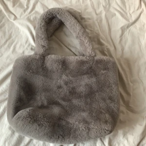 Lurvig väska  - Lurvig väska i grå större än på bild 