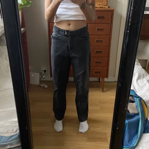 högmidjade byxor - urtvättade svarta högmidjade jeans i storlek 40 men är mer som i storlek 36