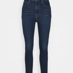 Levis jeans i modellen ”mile High super skinny” i storlek 27. Köpte för ca.1år sedan på zalandos hemsida. Tyvärr för små för mig därav att dom endast är använda ca.2gånger för att sedan bara ta plats i garderoben. ( lånad bild från zalandos hemsida ). 