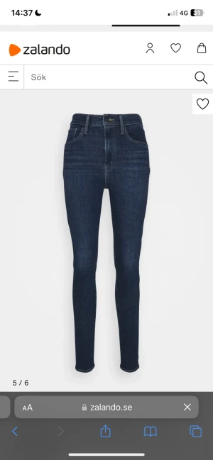 Levis jeans mile High super skinny nyskick  - Levis jeans i modellen ”mile High super skinny” i storlek 27. Köpte för ca.1år sedan på zalandos hemsida. Tyvärr för små för mig därav att dom endast är använda ca.2gånger för att sedan bara ta plats i garderoben. ( lånad bild från zalandos hemsida ). Kan självklart skicka fler bilder vid intresse!