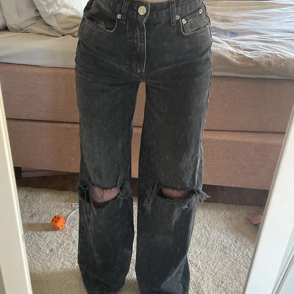 As snygga grå/svarta jeans med hål  från Gina Tricot köpte dem för 600 kr dem e så gott som oanvända då jag endast använt dem 2 ggr!  . Jeans & Byxor.