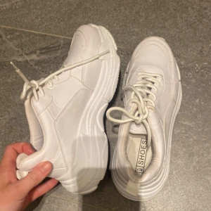 Sneakers Nelly  - Supersnygga sneakers från Nelly i storlek 38, säljer pga aldrig kommit till användning. Använda ca 2 gånger. Så är som nya.