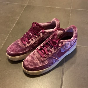 Nike air force  - Helt oanvända Nike air force i rosa/lila sammet!  Är i oanvänt skick, storlek 39! 