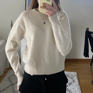 Vit tröja - Jätte fin tröja från Uniqlo. Använd fåtal gånger och i fint skick💕💕 