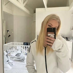 Adidas hoodie - Säljer denna Adidas hoodien eftersom jag inte använder den, de finns fläckar på den men de är inget som man tänker på. Annars är de bra skick på den och sitter snyggt.