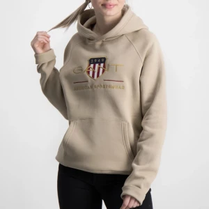 Gant hoodie - En beige gant hoodie, använts ett par gånger men har inga skador, nypris 899kr Den är i st 158-164 men passar nån som har XS eller S ( pris kan diskuteras)