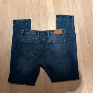 Jävligt schyssta Massimo dutti jeans med en riktigt snygg tvätt! Säljs pga kommer inte riktigt till användning för mig. Skicket är nästan som nya, då de knappt använts.  Nypris ligger på 700kr 