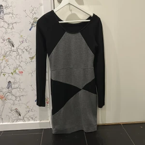 Tight klänning  - Använt ett fåtal gånger olika material. Säljer pga att den är för liten pris kan diskuteras