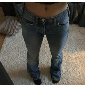 Populära zara jeans som jag säljer för de är lite stora, men är sjukt snygga och har redan ett par fast i min storlek annars hade jag inte sålt💗lånade bilder