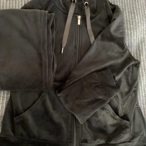 Velour byxor och hoodie💗 - Säljer dessa velour kläderna från Gina tricot. Säljer de för 390 kr plus frakt.💗
