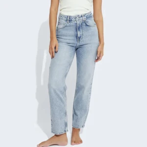 Jeans Bikbok  - Helt nya jeans från Bikbok. Modellen heter Tower och är raka i modellen. Storlek, 30 (midja), 32 (längd). Säljer då de är för stora i storleken. Nypris 699 kr💞💞