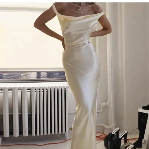 Klänning - Köpte denna på Plick och den var tyvärr lite för stor på mig därav säljer jag den, skulle säga den passar en s 💕