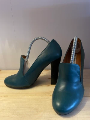 Högklackade &OtherStories - Högklackade skor från & Other Stories. Sparsamt använda pga jag är så dålig att gå i högklackat 🙈   Storlek 38, insatt stötdämpande dyna framtill (se bild 2)