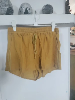 Linne shorts - Gula linne shorts från butik i Mexiko. Fyra i inköp och endast använda en helg
