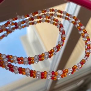 Hemmagjort halsband - Ett jätte fint halsband med superfina färger.  Har gjort det helst själv med pärlor jag har hemma. Har dock inte kommit till mycket användning därför säljer jag. Relativ kort passar därför utmärkt till att ha fler halsband tillsammans med denna. 