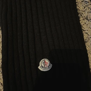 svart moncler halsduk - jag säljer en svart moncler halsduk som är använd vid ett fåtal tillfällen. säljer på grund av att den inte kommer till användning särskilt ofta. pris går att diskuteras :)