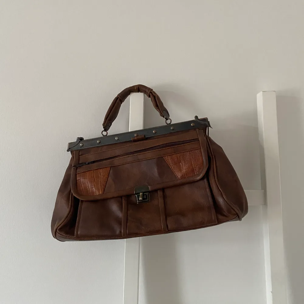 Fin vintage brun skinnväska som inte kommer till användning längre!. Väskor.