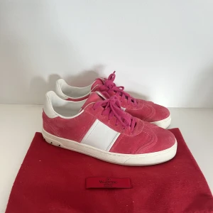 Valentino - Oanvända valentino skor i strl 37, kommer med dustbag- skriv om du har frågor eller vill ha fler bilder 🙌🏼