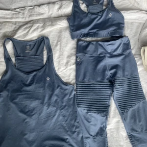 Träningskläder - Fint träningsset från Workout Empire 💙 Överdelarna i storlek M, tightsen i storlek S, kan köpas separat också! Tights: 200 kr Linne: 100 kr Sport-bh: 100 kr Allt för 400 kr 💙