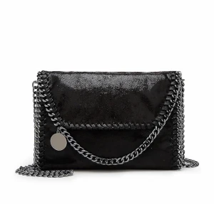 Väska - En jätte fin svart väska som likar en tiamo väska💗 jag säljer den pågrund av att den nästan aldrig kommit till användning så den har inga skador❤️skriv privat för flera bilder, köparen står för frakt💗