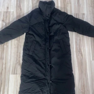 Lång vinterjacka  - Lång fluffig vinterjacka från bershka, slutsåld.  Strorlek S. Jag är 175 cm lång. Jätteskön och varm! Fint skick. Pris exklusive frakt. 