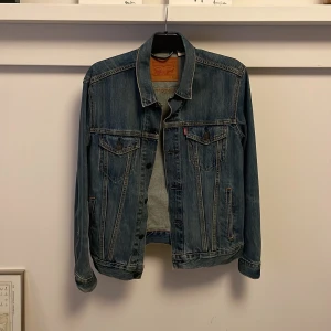 Levis jeansjacka - Använd en sommar. Mycket bra skick. Inga anmärkningar.