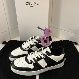 Celine CT-04 Sneakers - Celine CT-04 sneakers. Aktuell modell, RRP 7 100:- Size 39 fits 40. Cond 10/10 nya. Färg: vit/svart Ink box, dust bags, svarta extra snören  - Jag har över 500 omdömen med högsta betyg = tryggt köp för dig.