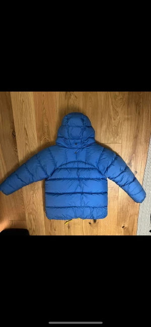 Fjällräven  - En jätte skön fjällräven jacka, jätte bra skick, skulle kunna byta mot en annan färg, priset diskuteras privat💞
