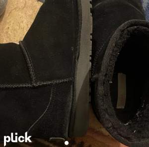 uggs  liknande ifrån dinsko som ser exsakt ut som uggs, sköna och lätta, använda några gånger men i bra skick. Storlek 41 men passar mig som 39/40. Köptes för 800 men säljer för 550