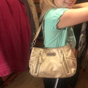 Snygg guldig axelväska - Väldigt snygg axelväska i en guldig färg💗☺️ Den ser ut som på bilden, men skriv för fler detaljerade bilder!