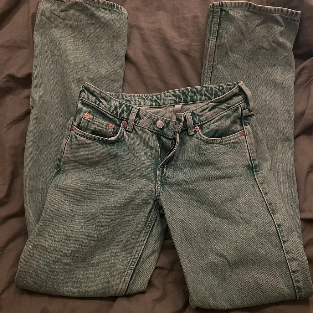 weekdays low waist arrow jeans. Säljs pga för små för mig. skriv till mig vid intresse . Jeans & Byxor.