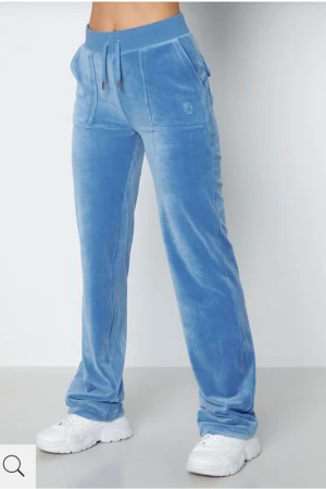 Juicy Couture byxor  - Säljer mina blåa mjukisbyxor som jag knappt använt. Dom är super mysiga och i bra kvalité! 