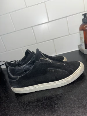  arigato sko - Hej, Säljer mina arigato mocha skor. Mycket bekväm och passar till det mesta går att tvätta fräscha upp skorna. Använda ett fåtal gånger men i bra skick. Tar byten men säljer helst. Pris kan diskuteras vid snabbaffär