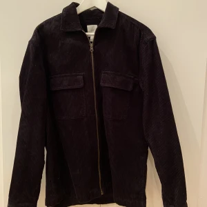 Tunnjacka från HM - Säljer den för har växt ut den, funkar perfekt och ha denna tunna jackan på våren och hösten och sommarkvällar, köptes för 699kr, storlek M